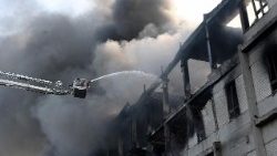 Kharkiv, edificio alcanzado por misiles rusos 