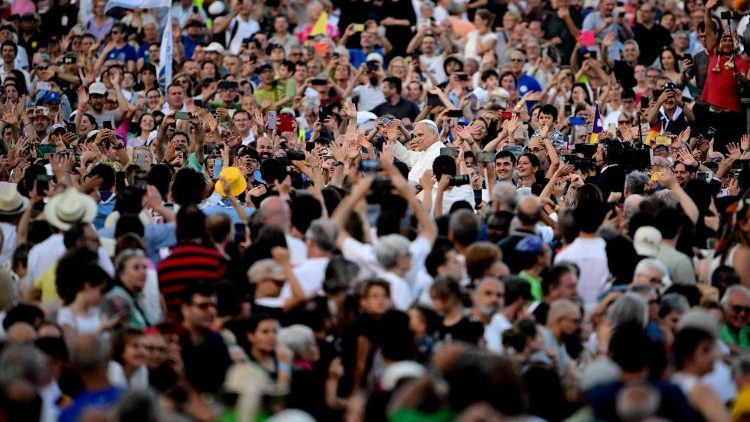 Leó pápa az egyházi mozgalmak fiataljainak tengerében