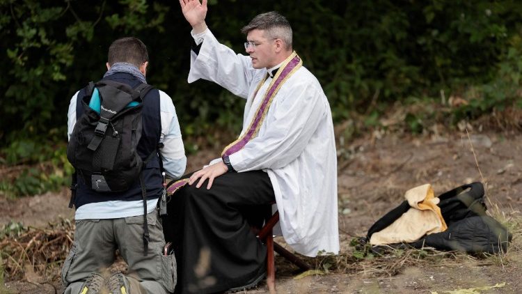 Beichte am Rand der großen Pfingstwallfahrt nach Chartres