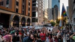 आईसीई छापों और निर्वासन के खिलाफ टेक्सास स्टेट कैपिटल में प्रदर्शनकारियों की रैली