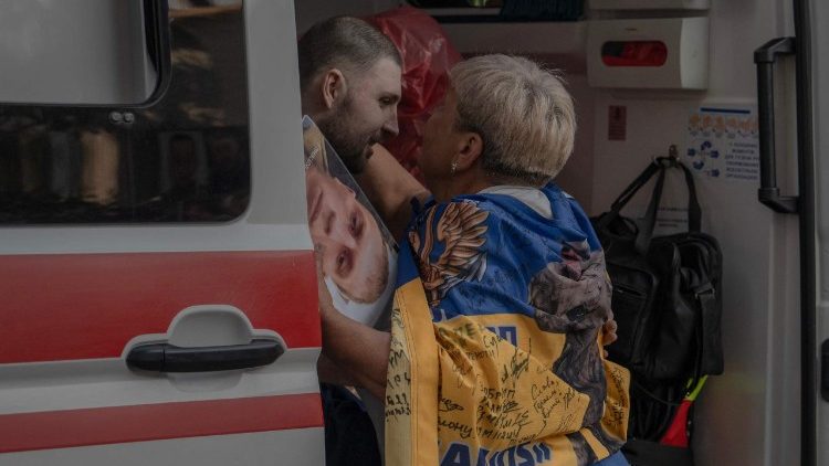 Um familiar acolhe um soldado ucraniano ferido sentado em um carro de emergência na região de Chernygiv após uma troca de prisioneiros em 10 de junho de 2025, em meio à invasão russa da Ucrânia. Rússia e Ucrânia anunciaram em 10 de junho de 2025 a troca de soldados capturados, a segunda etapa de um acordo firmado nas negociações de paz da semana passada para que cada lado libertasse mais de 1.000 prisioneiros. (Foto de Andrew Kravchenko / AFP)