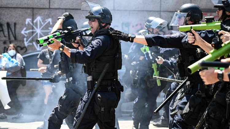 US agents, protesters clash again in Los Angeles over immigration raids