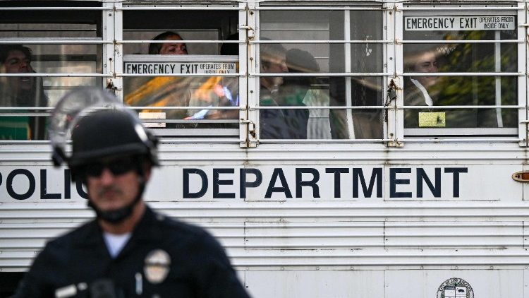 Migrantes indocumentados detenidos en Los Ángeles, California