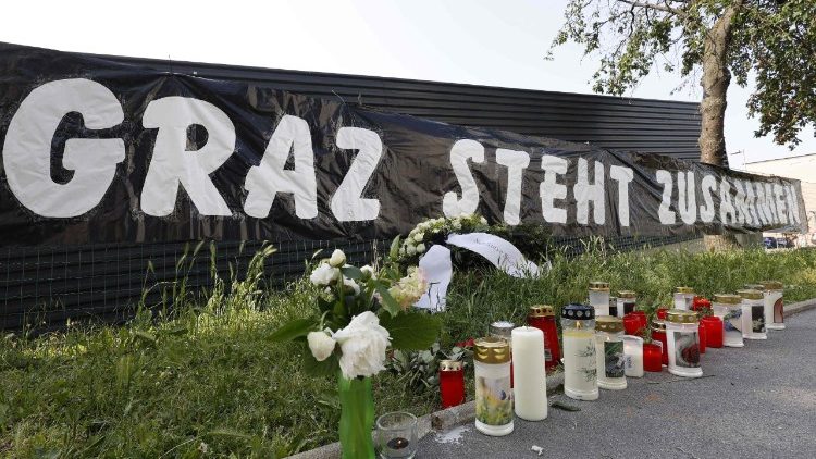 Fiori e omaggi per le vittime di Graz, in Austria