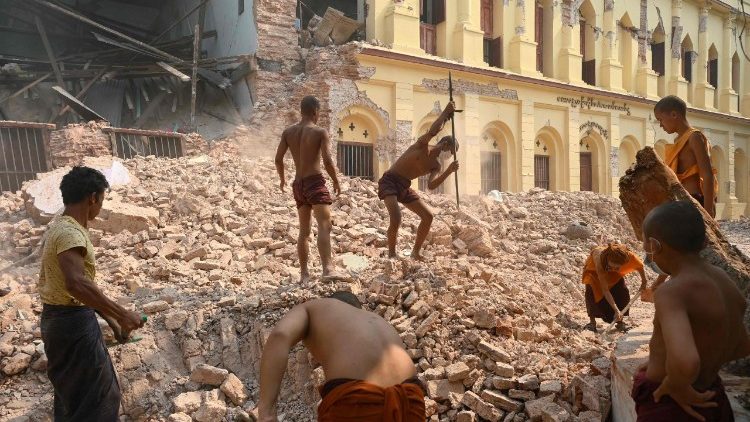Zeugen der Zerstörung: Buddhistische Mönche räumen nach dem Erdbeben in Myanmar auf