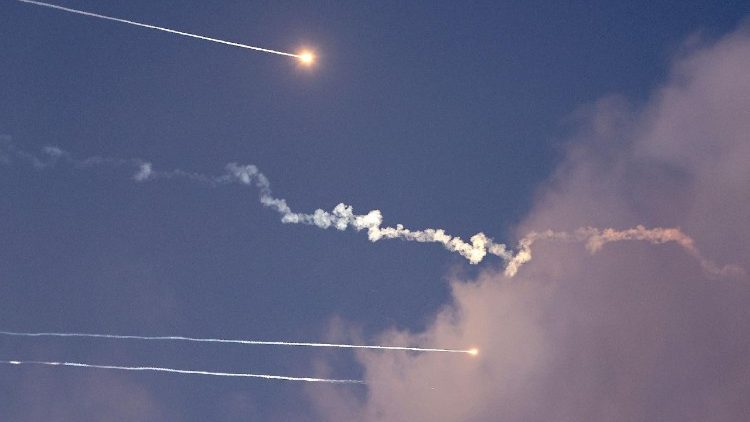 A guerra nos céus do Irã e Israel: ataques e contra-ataques com mísseis, foguetes e drones e sua interceptação