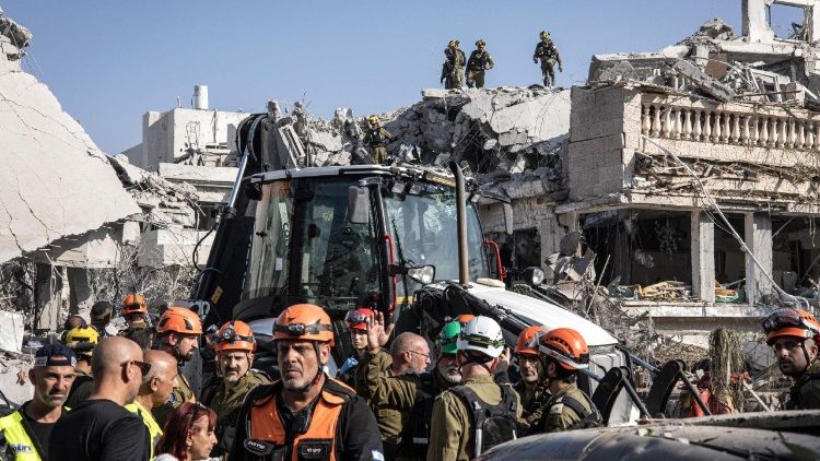 Baba Mtakatifu Leo XIV, Jumamosi, tarehe 14 Juni 2025 ametoa wito na mwaliko kwa Israeli na Iran, kusitisha mashambulizi na kuanza kuwajibika katika mchakato wa ujenzi wa dunia yenye amani 