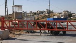 Una strada sbarrata dai militari israeliani in Cisgiordania