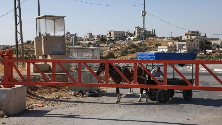 Una strada sbarrata dai militari israeliani in Cisgiordania