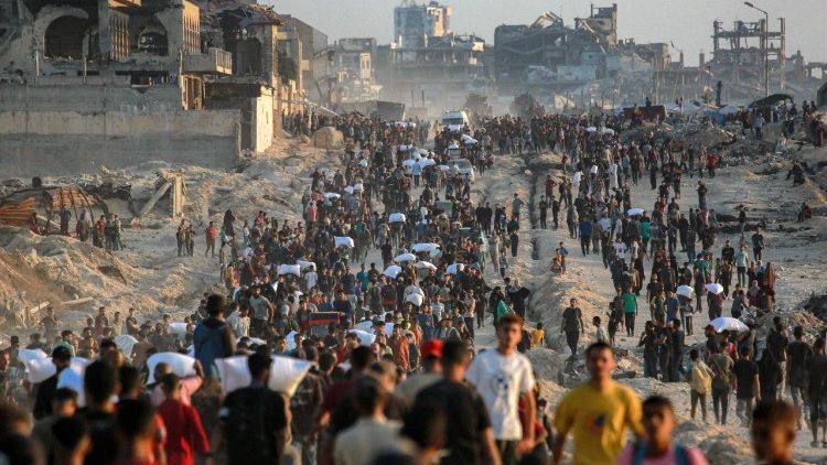 Palestinesi in cerca di aiuti a Gaza