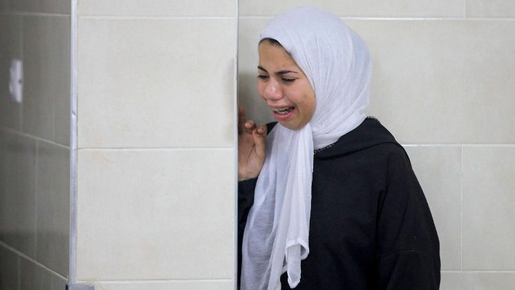 Un familiar de una de las víctimas de Gaza, en la morgue