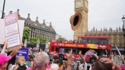 Befürworter von Suizidbeihilfe demonstrieren vor dem Parlament in London