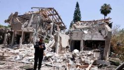 Des secouristes israéliens se rassemblent devant un bâtiment détruit par une frappe iranienne à Tel Aviv, le 22 juin 2025. Au moins 16 personnes ont été blessées le centre d'Israël après le lancement de deux vagues de missiles par Téhéran sur le pays à la suite du bombardement de ses sites nucléaires par les États-Unis. 