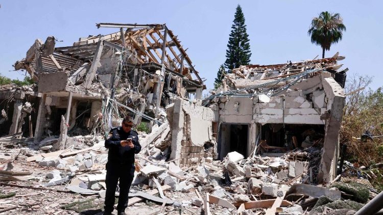 Des secouristes israéliens se rassemblent devant un bâtiment détruit par une frappe iranienne à Tel Aviv, le 22 juin 2025. Au moins 16 personnes ont été blessées le centre d'Israël après le lancement de deux vagues de missiles par Téhéran sur le pays à la suite du bombardement de ses sites nucléaires par les États-Unis. 