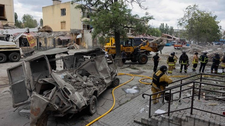 Equipes de resgate e policiais operam em um prédio residencial danificado após um ataque russo em Kramatorsk em 22 de junho de 2025, em meio à invasão russa da Ucrânia. (Foto de Tetiana DZHAFAROVA / AFP)