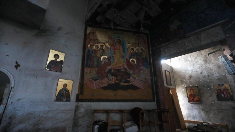 Uma foto mostra os danos no local de um suposto ataque suicida na igreja de Santo Elias, na área de Dwelaa, em Damasco, em 22 de junho de 2025. A mídia estatal síria noticiou um ataque suicida contra uma igreja de Damasco em 22 de junho, que deixou vítimas. Correspondentes da AFP no local viram socorristas transportando pessoas do local. (Foto de Bakr ALKASEM / AFP)