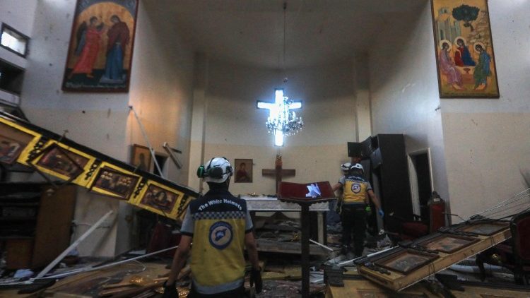 Equipes de resgate inspecionam os danos no local de um suposto ataque suicida na igreja de Santo Elias, na área de Dwelaa, em Damasco, em 22 de junho de 2025. A mídia estatal síria noticiou um ataque suicida contra uma igreja de Damasco em 22 de junho, que deixou vítimas. Correspondentes da AFP no local viram socorristas transportando pessoas do local. (Foto de Bakr ALKASEM / AFP)