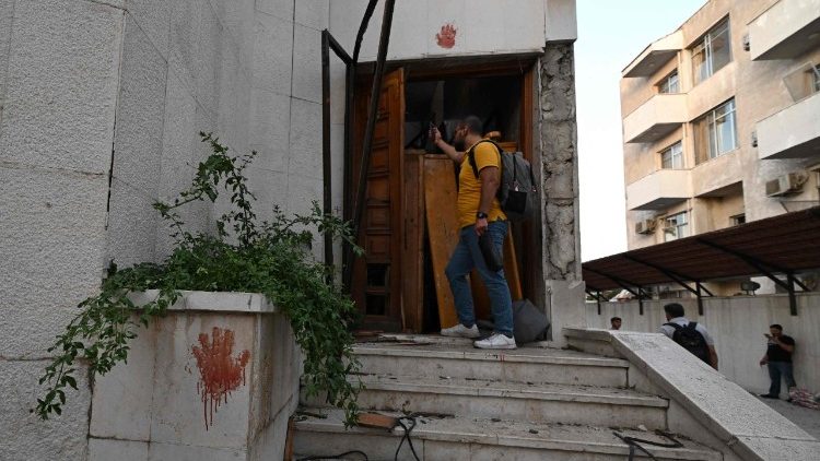 Um homem inspeciona os danos no local de um suposto ataque suicida na igreja de Santo Elias, na área de Dwelaa, em Damasco, em 22 de junho de 2025. A mídia estatal síria noticiou um ataque suicida contra uma igreja de Damasco em 22 de junho, que deixou vítimas. Correspondentes da AFP no local viram socorristas transportando pessoas do local. (Foto de LOUAI BESHARA / AFP)