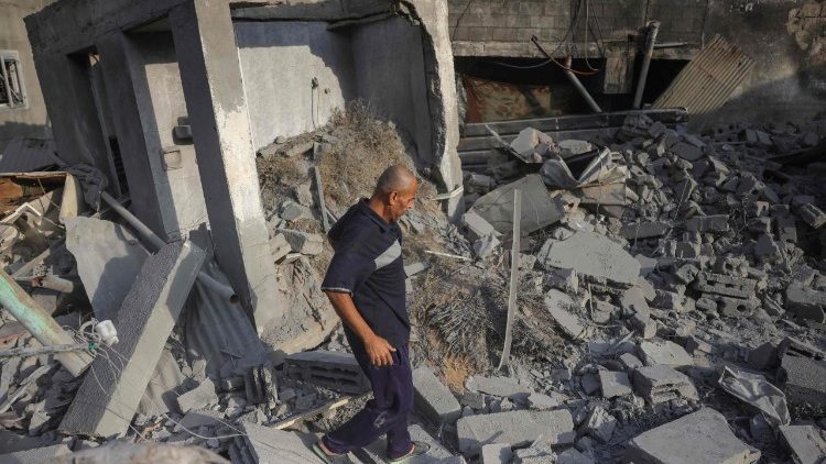 इस्राएली हमले के बाद फिलीस्तीन की एक इमारत