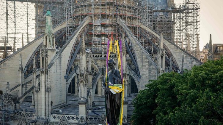 Скульптура святога Паўла падымаецца на шпіль парыжскага Нотр-Дам