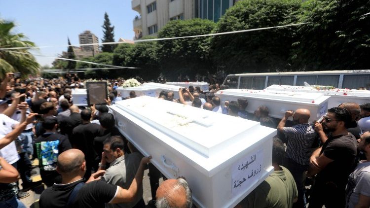 Trauernde tragen am Dienstag in Damaskus die Särge mit den Opfern des Anschlags 