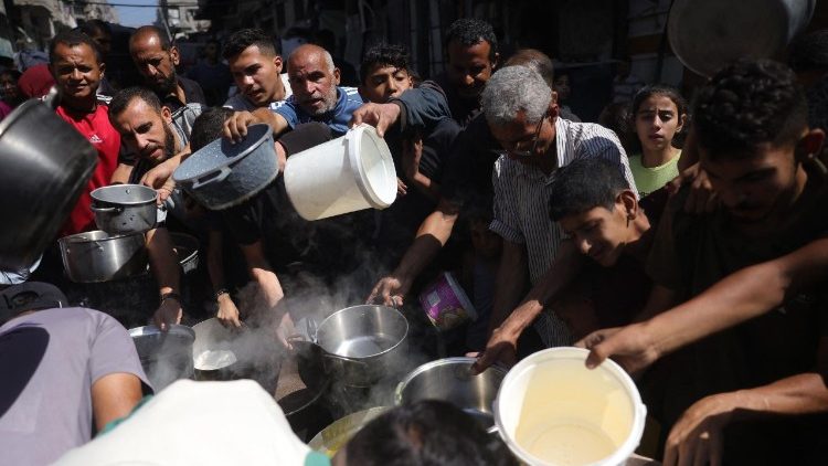 इस्राएल -फिलीस्तीन युद्ध के दौरान लोग संगठन से भोजन लेते हुए लोग... 