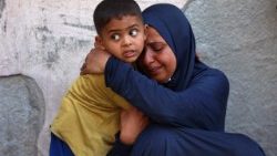 Una mujer palestina busca consuelo en su hijo