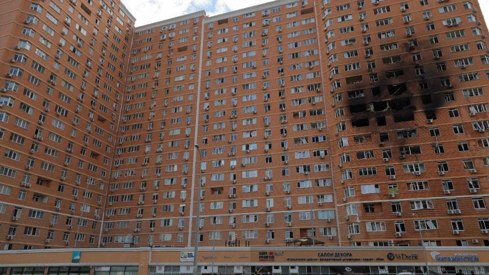 Esta fotografia mostra um edifício residencial de vários andares danificado após um ataque de drone russo em Odessa, em 28 de junho de 2025, em meio à invasão russa da Ucrânia. Um ataque de drone russo à cidade portuária de Odessa, no sul da Ucrânia, matou duas pessoas e feriu 14, incluindo crianças, segundo autoridades locais. Moscou intensificou os ataques com drones e mísseis contra a Ucrânia, e as negociações de paz iniciadas pelos Estados Unidos para encerrar o conflito de três anos estão paralisadas. (Foto de Oleksandr GIMANOV / AFP)   (AFP or licensors)