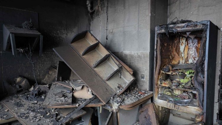 Esta fotografia mostra um apartamento danificado em um prédio residencial de vários andares após um ataque de drone russo em Odessa, em 28 de junho de 2025, em meio à invasão russa da Ucrânia. Um ataque de drone russo à cidade portuária de Odessa, no sul da Ucrânia, matou duas pessoas e feriu 14, incluindo crianças, segundo autoridades locais. Moscou intensificou os ataques com drones e mísseis contra a Ucrânia, e as negociações de paz iniciadas pelos Estados Unidos para encerrar o conflito de três anos estão paralisadas. (Foto de Oleksandr GIMANOV / AFP)