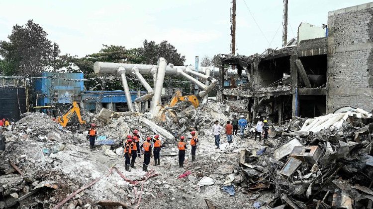 Rettungspersonal bei der zerstörten Chemiefabrik
