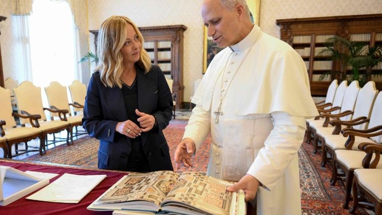 Papa Leo XIV akizungumza na Waziri mkuu wa Italia Giorgia Meloni