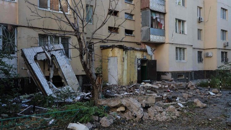 Danos em prédio residencial após ataque russo em Odessa, em 3 de julho de 2025.  Oleksandr Gimanov/AFP)