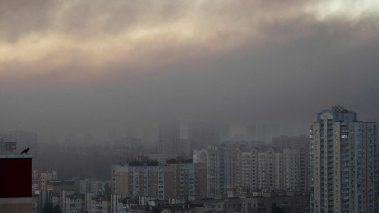 Fumaça sobe sobre Kiev após ataques em massa de drones e mísseis russos contra a capital ucraniana em 4 de julho de 2025, em meio à invasão russa da Ucrânia. A Ucrânia afirmou que a Rússia lançou 550 drones e mísseis contra o país devastado pela guerra durante a noite, enquanto o Kremlin intensifica os ataques aéreos e as negociações de paz lideradas pelos EUA estagnam. A Força Aérea Ucraniana afirmou que Moscou lançou 539 drones e 11 mísseis, acrescentando que unidades de defesa aérea abateram 268 drones e dois mísseis. (Foto de OLEKSII FILIPPOV / AFP)