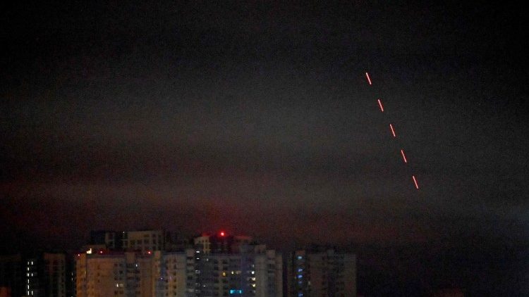 A defesa aérea ucraniana dispara contra drones russos durante um ataque noturno em massa em Kiev, em 4 de julho de 2025, em meio à invasão russa da Ucrânia. (Foto de Sergei SUPINSKY / AFP)