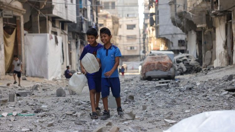 फिलिस्तीनी बच्चे  पानी की खोज में हाथों में केन लिये हुए