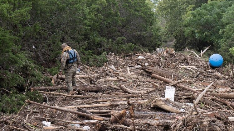 Cảnh sát tìm kiếm người sống sót giữa đống đổ nát sau lũ lụt ở Texas Hill Country