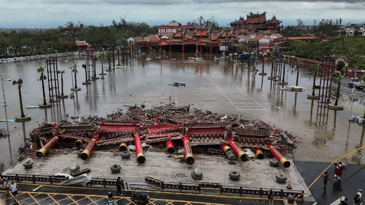 Le temple de Nankunshen Daitian, touché par la tempête Danas. 