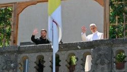 Papst Leo XIV. und Wolodymyr Selenskyj auf dem Balkon in Castel Gandolfo