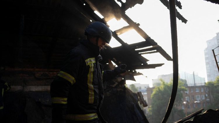 Um bombeiro em um prédio residencial danificado após um grande ataque russo durante a noite em Kiev, em 10 de julho de 2025, em meio à invasão russa da Ucrânia. O presidente ucraniano instou os aliados a acelerarem a imposição de novas sanções à Rússia em 10 de julho, após Moscou ter lançado um ataque noturno de horas contra a Ucrânia com centenas de drones e mísseis. (Foto de OLEKSII FILIPPOV / AFP)