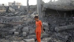 Bombardamenti sul campo profughi di Bureij nel centro della Striscia di Gaza