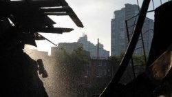 Daños en un edificio residencial tras un gran ataque ruso nocturno en Kyiv, el 10 de julio de 2025.