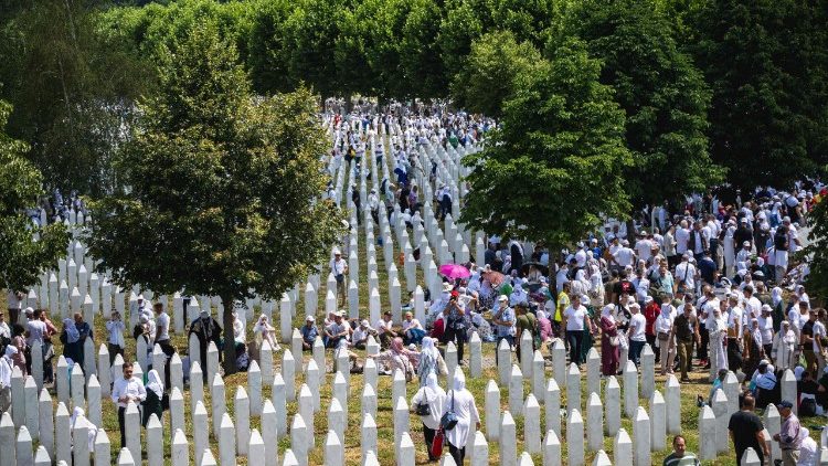 Varrezat përkujtimore në fshatin Potoçari, afër qytetit të Srebrenicës në Bosnjën Lindore