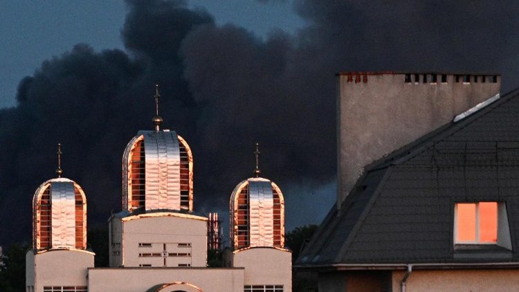 Fumaça sobe acima dos prédios da cidade após ataques em massa de drones e mísseis russos na cidade de Lviv, no oeste da Ucrânia, em 12 de julho de 2025, em meio à invasão russa da Ucrânia. (Foto de YURIY DYACHYSHYN / AFP)