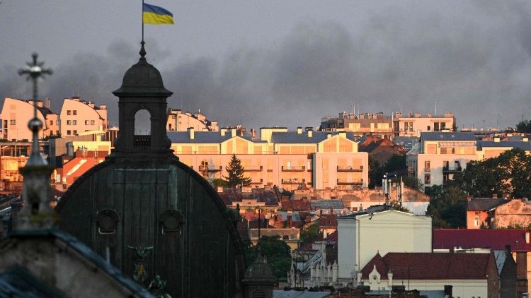 Fumaça sobe acima dos prédios da cidade após ataques em massa de drones e mísseis russos na cidade de Lviv, no oeste da Ucrânia, em 12 de julho de 2025, em meio à invasão russa da Ucrânia. (Foto de YURIY DYACHYSHYN / AFP)