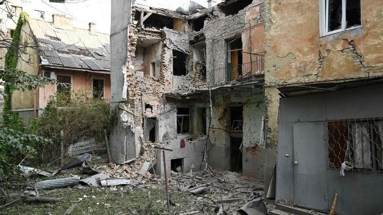 Esta foto mostra um prédio residencial danificado após ataques de drones e mísseis russos na cidade de Lviv, no oeste da Ucrânia, em 12 de julho de 2025, em meio à invasão russa da Ucrânia. (Foto de YURIY DYACHYSHYN / AFP)