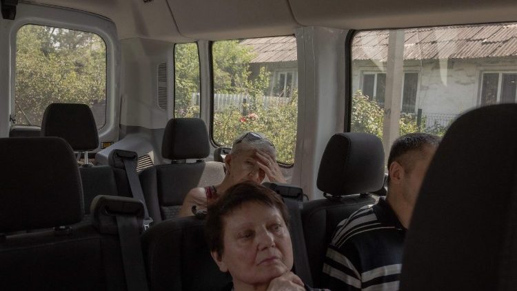Pessoas evacuadas de Dobropillia e de outras áreas próximas à cidade aguardam em uma minivan da Fundação de Caridade East SOS para deixar a cidade de Dobropillia, na região leste de Donetsk, em 11 de julho de 2025, em meio à invasão russa da Ucrânia. No leste da Ucrânia, veículos e áreas civis têm sido cada vez mais alvos de drones explosivos FPV russos de longo alcance. Moradores de Dobropillia, uma cidade a aproximadamente 20 km da linha de frente, têm enfrentado uma ameaça constante de ataques repentinos de drones FPV russos nos últimos dias, além de outras ameaças aéreas. (Foto de Roman PILIPEY / AFP)