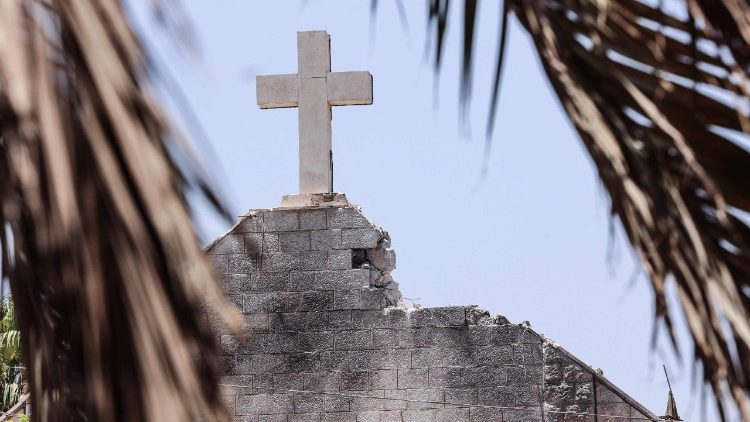 La cruz sobre la iglesia de la Sagrada Familia en la ciudad de Gaza tras el ataque israelí del pasado 17 de julio 