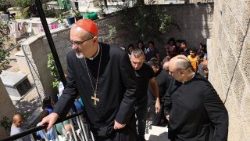  हमला के बाद लैटिन प्राधिधर्माध्यक्ष ने पवित्र परिवार पल्ली का दौरा करते हैं