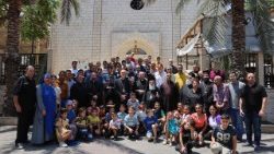 Pizzaballa (Mitte) bei einem Besuch in der katholischen Pfarrei in Gaza-Stadt am 18. Juli 2025