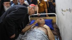 En av de sårede får besøk av kardinal Pizzaballa, den latinske patriarken av Jerusalem, og Theofilos III, den gresk-ortodoks patriarken av Jerusalem